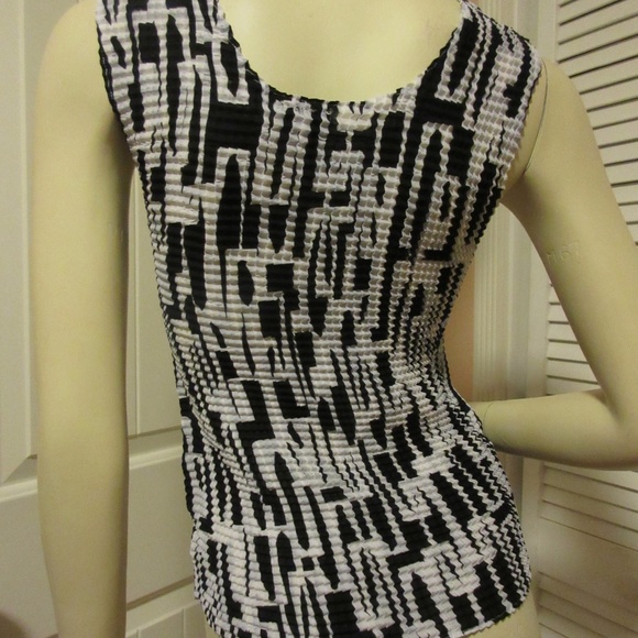 Y2K Essentials by Milano Black White Tank Top Geometric Casual Chic Femme Preppy - Picture 8 of 8